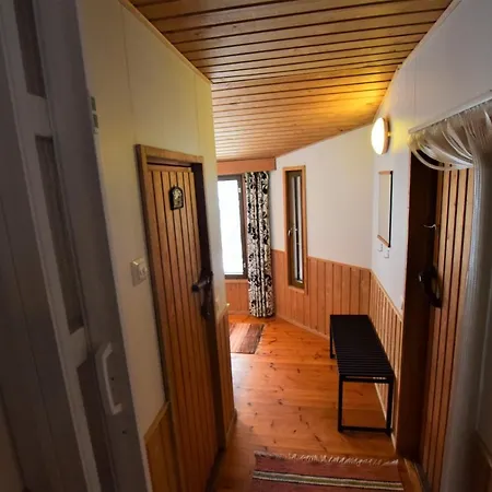 Pyhtaeaen Vuokramoekit Alpesi faház Tuuski